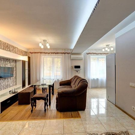 Excellent Apartment Druzhby Narodov Boulevard 3A. Lybedskaya Metro Station Kiev Esterno foto