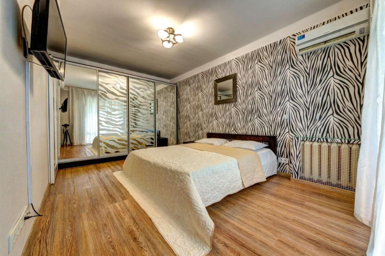 Excellent Apartment Druzhby Narodov Boulevard 3A. Lybedskaya Metro Station Kiev Esterno foto